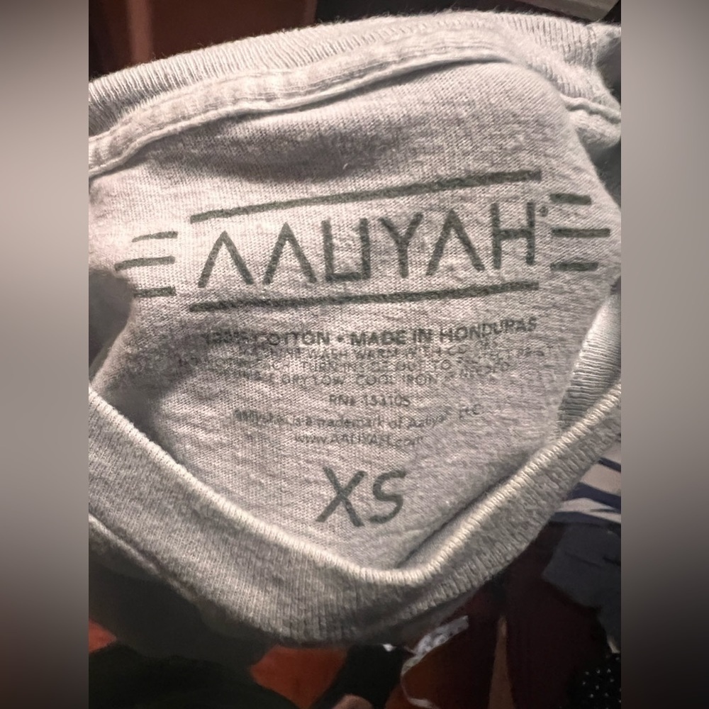 Aaliyah y2k 90s t-shirt graphic photo women’s size XS blue clouds - Picture 2 of 4